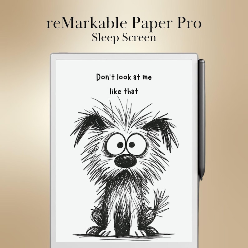 Pu&ograve; includere: Uno schermo bianco di e-reader mostra un cane dei cartoni animati con la scritta "Don't look at me like that". Uno stilo nero &egrave; appoggiato sul lato destro dello schermo. L'e-reader &egrave; etichettato "reMarkable Paper Pro Sleep Screen".