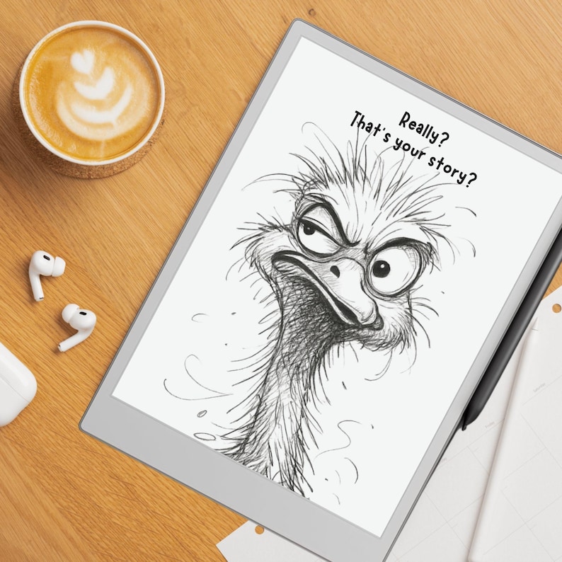 Pu&ograve; includere: Un tablet digitale mostra un cartone animato di uno struzzo con il testo "Really? That's your story?" su una superficie di legno. Sono visibili anche una tazza di caff&egrave; con latte art, auricolari wireless e uno stilo.