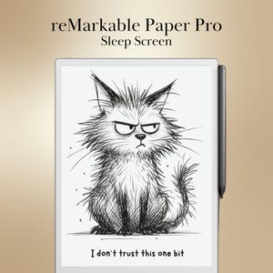 Pu&ograve; includere: Un tablet bianco con uno stilo nero, con un'illustrazione in bianco e nero di un gatto scontroso. Il testo in alto recita "reMarkable Paper Pro Sleep Screen" e il testo in basso dice "I don't trust this one bit."