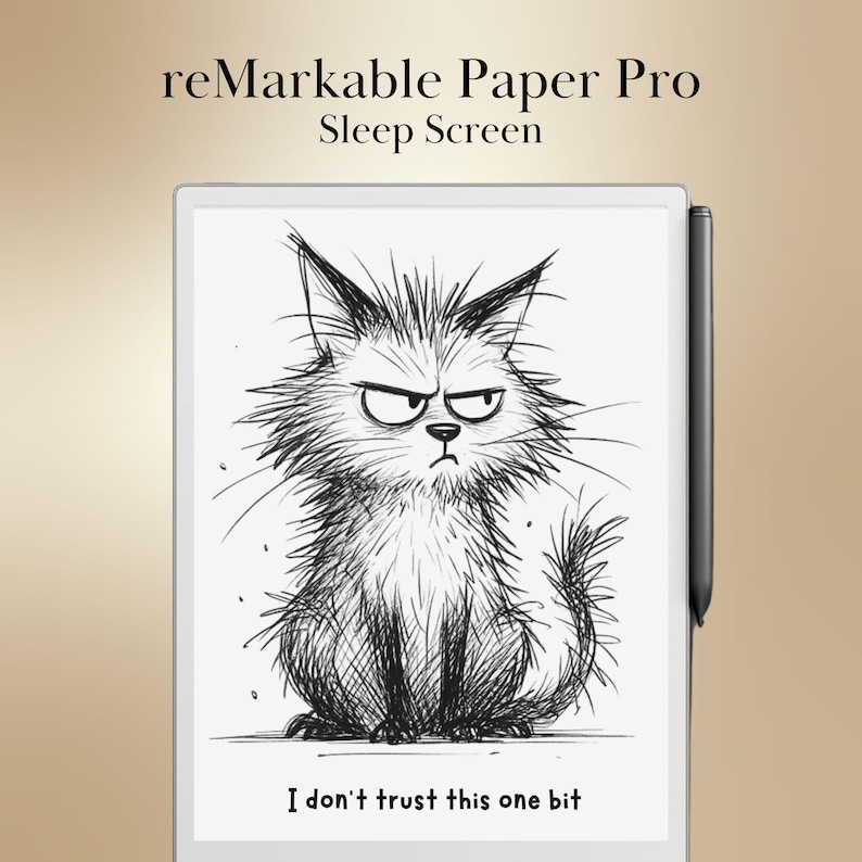 Pu&ograve; includere: Un tablet bianco con uno stilo nero, con un'illustrazione in bianco e nero di un gatto scontroso. Il testo in alto recita "reMarkable Paper Pro Sleep Screen" e il testo in basso dice "I don't trust this one bit."