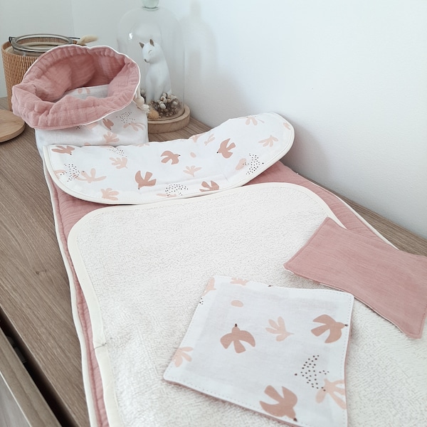 Kit sortie bébé - lot d'accessoires de change pour bébé - matelas à langer nomade et lingettes lavables - motif hirondelles écru vieux rose