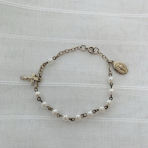 Vintage Faux Pearl Silver Tone Cross & Virgin Mary Charm Bracelet 7 Inch