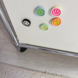Smiley Magnet Set Pastell Bunt Kühlschrank lächelndes Gesicht Geschenk Pinnwand Spülmaschine Küche Emoji Lustig Mini Bild 5