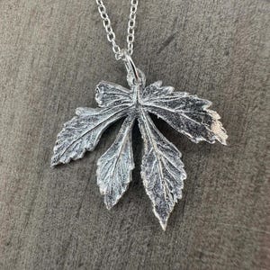 Hänge i sterlingsilver med månen och lönnlöv - Handgjort av ett riktigt löv