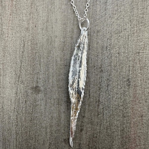 Colgante de hoja de sauce en plata de ley: hecho a mano con una hoja auténtica