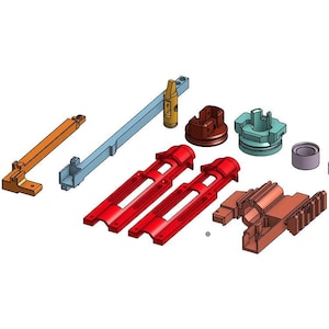 Peut inclure: Assortiment de pièces métalliques rouges, orange, bleues et brunes. Les pièces sont de formes et de tailles variées, notamment une longue tige fine, un petit cylindre et une pièce plus grande et plus complexe avec des engrenages.