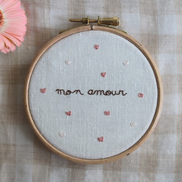 Mini tambour brodé à la main "mon amour" avec petits coeurs pour une décoration murale