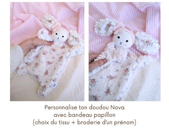Doudou lapin avec bandeau papillon à personnaliser : choix du tissu et broderie d'un prénom, cadeau de naissance bébé