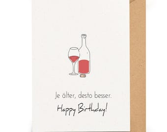 Op de afbeelding: Een verjaardagskaart met een wijnthema. De kaart toont een lijntekening van een wijnfles, een wijnglas en een kurk, allemaal gevuld met rode wijn. De tekst "Je älter, desto besser. Happy Birthday!" staat op de kaart.