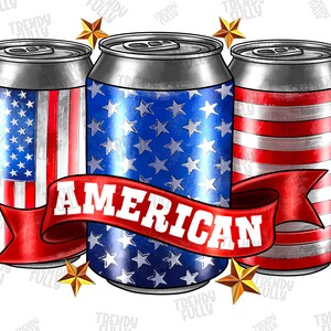 Puede incluir: Ilustración de tres latas de aluminio con diseños patrióticos. Una lata presenta la bandera estadounidense, otra tiene un fondo azul con estrellas blancas y la tercera tiene rayas rojas y blancas. Una pancarta roja con la palabra "AMERICAN" cruza las latas.