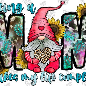 以下が含まれることがあります： 「Being a Mom makes my life complete」というテキストが書かれたカラフルなグラフィック。グラフィックには、ヒョウ柄のハートを持ったノームが描かれている。MとMの文字はターコイズと白のパターンで飾られている。