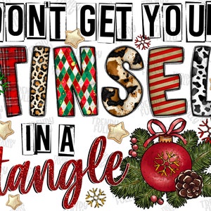 Peut inclure: Graphique de Noël rouge et vert avec le texte "Ne vous emmêlez pas dans vos guirlandes". Le graphique présente une boule rouge et blanche à rayures, une boule rouge et verte à carreaux, une boule à imprimé léopard et une boule à imprimé vache noir et blanc.