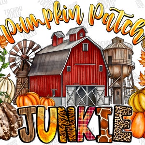 Könnte beinhalten: Eine farbenfrohe Illustration mit dem Text "Pumpkin Patch Junkie". Das Bild zeigt eine rote Scheune, eine Windmühle und einen Wasserturm. Kürbisse und Herbstlaub umgeben die Scheune. Das Wort "Junkie" ist in einem Mix aus Tierdruck und Karomuster.