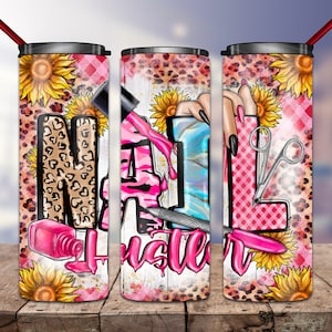 Puede incluir: Tres vasos de acero inoxidable con un diseño rosa, blanco y negro. Los vasos presentan un frasco de esmalte de uñas, cortaúñas y una mano con esmalte de uñas. El texto "Nail Hustler" aparece en los vasos.