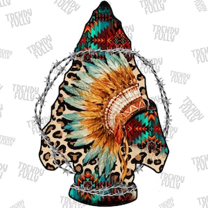 Puede incluir: Un diseño de punta de flecha colorido con un tocado nativo americano, rodeado de alambre de púas y un fondo de estampado de leopardo.