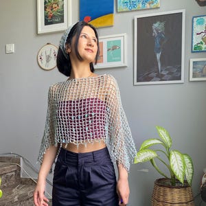 Poncho in rete lavorato a mano all'uncinetto – Grigio menta con paillettes iridescenti e bordo di perline – Copricostume elegante – Sciarpa triangolare per rave e festival
