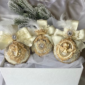 Set Weihnachtskugeln in Beige mit Dekoration, Weihnachtskugeln aus Samt, Kugeln für den Weihnachtsbaum, Weihnachtskugeln in Beige