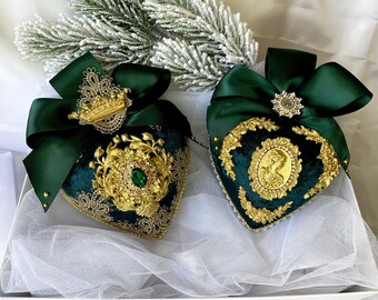 Set of Christmas balls in green with gold decoration, velvet Christmas balls, balls for the Christmas tree, Christmas green balls