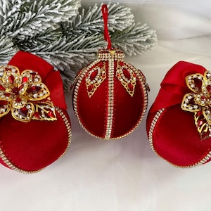 Set aus roten Weihnachtskugeln mit Golddekoration, Kugeln mit Strasssteinen, Samtkugeln, Weihnachtskugeln, Kugeln für den Weihnachtsbaum