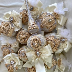 Set Weihnachtskugeln in Beige mit Goldverzierung, Weihnachtskugeln aus Samt, Kugeln für den Weihnachtsbaum, Weihnachtskugeln in Beige