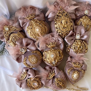 Set Weihnachtskugeln in Beige mit Goldverzierung, Weihnachtskugeln aus Samt, Kugeln für den Weihnachtsbaum, Weihnachtskugeln in Beige