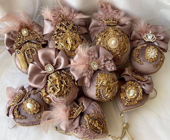 Set Weihnachtskugeln in Beige mit Golddekor, Samt-Weihnachtskugeln, Kugeln für den Weihnachtsbaum, beige Weihnachtskugeln