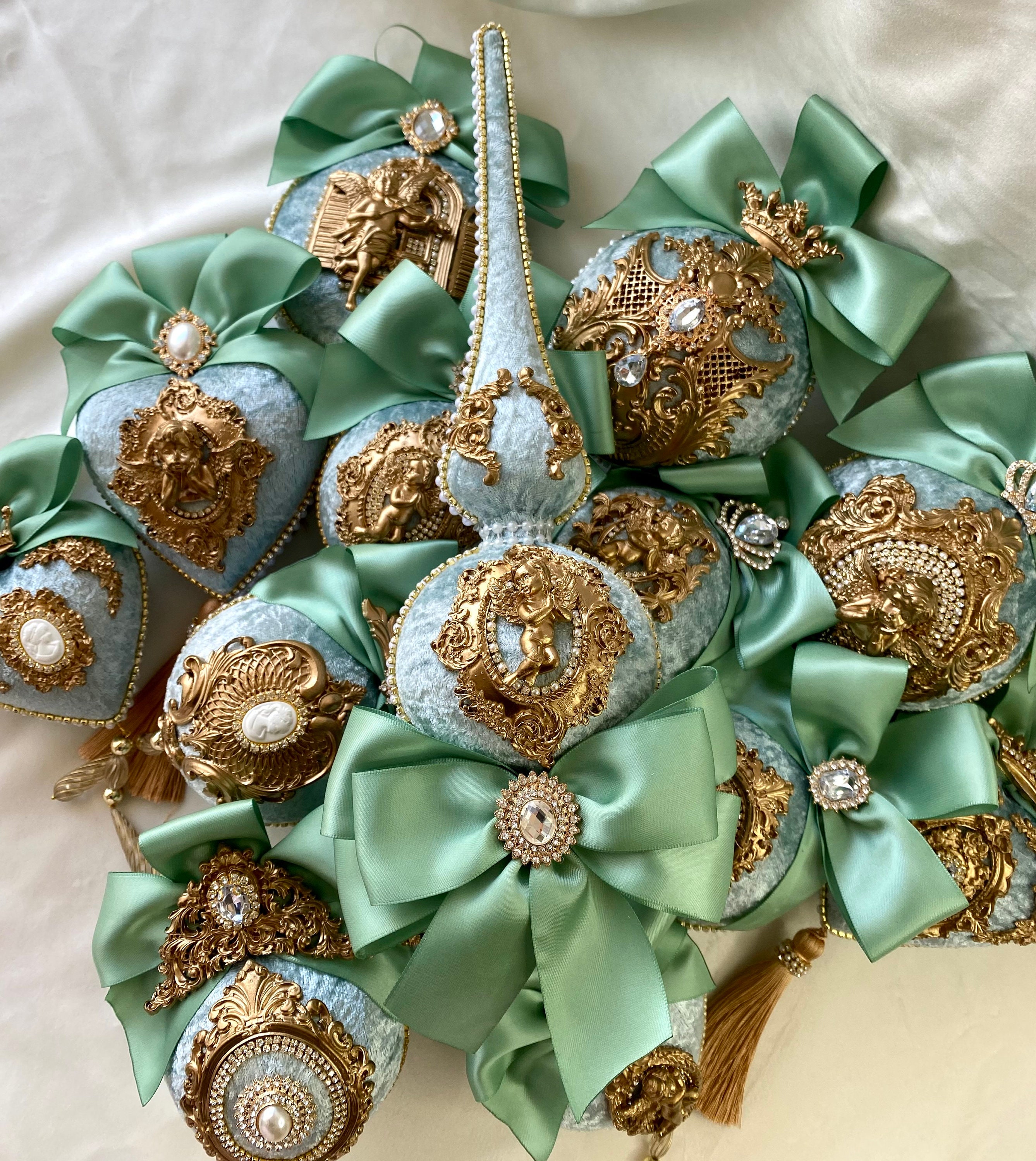Set Weihnachtskugeln in grüner Farbe mit Goldverzierung, Weihnachtskugeln aus Samt, Kugeln für den Weihnachtsbaum, grüne Weihnachtskugeln