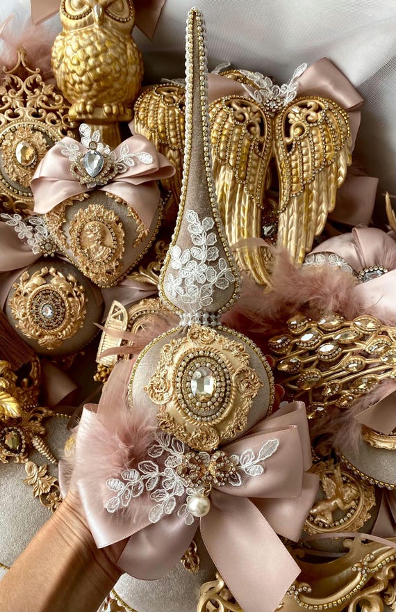 Set Weihnachtskugeln in Beige mit Goldverzierung, Weihnachtskugeln aus Samt, Kugeln für den Weihnachtsbaum, Weihnachtskugeln in Beige
