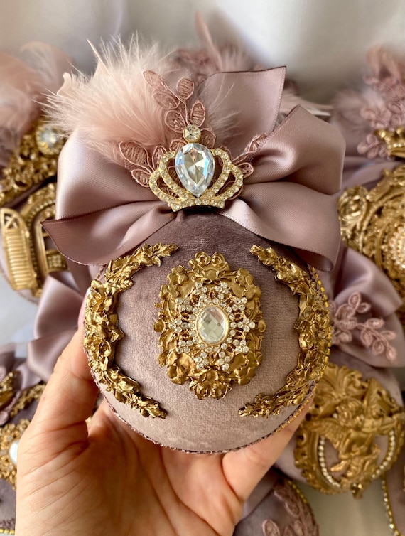 Set Weihnachtskugeln in Beige mit Golddekor, Samt-Weihnachtskugeln, Kugeln für den Weihnachtsbaum, beige Weihnachtskugeln