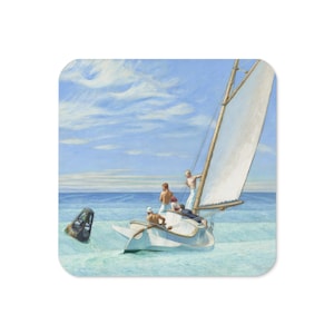 Puede incluir: Una pintura de un velero con una vela blanca y cuatro personas a bordo. El barco navega en un cuerpo de agua azul con un cielo azul y nubes blancas en el fondo. Hay una boya en el agua a la izquierda del barco.