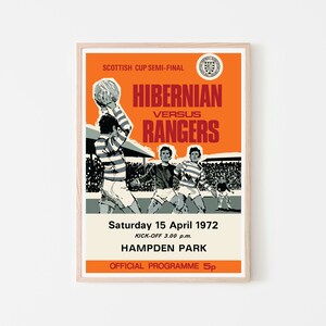 Puede incluir: Un póster vintage naranja y negro para un partido de semifinales de la Copa de Escocia entre Hibernian y Rangers. El póster presenta una ilustración en blanco y negro de los equipos jugando en un campo de fútbol. El texto en el póster dice "Scottish Cup Semi-Final", "Hibernian", "Rangers", "Versus", "Saturday 15 April 1972", "Kick-Off 3.00 p.m.", "Hampden Park", y "Official Programme 5p".