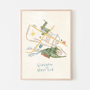 Puede incluir: Una impresión artística enmarcada que presenta un mapa caprichoso del West End de Glasgow. El mapa está ilustrado con carreteras, puntos de referencia e iconos como bicicletas, una taza de café y un coche, todo en colores suaves y apagados. El texto "Glasgow West End" está escrito en azul claro.