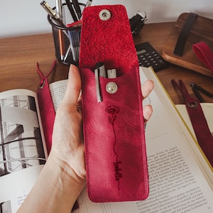 Astuccio portapenne in pelle con fiore di nascita personalizzato, regalo di Natale per San Valentino, astuccio portapenne in pelle personalizzato, regalo per lei, regalo di compleanno per amanti dei libri