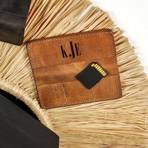 Estuche para tarjetas SD de cuero personalizado, regalo para fotógrafo, estuche para tarjetas SD, billetera para tarjetas de memoria, regalo para él, accesorios para cámaras, idea de regalo personalizada