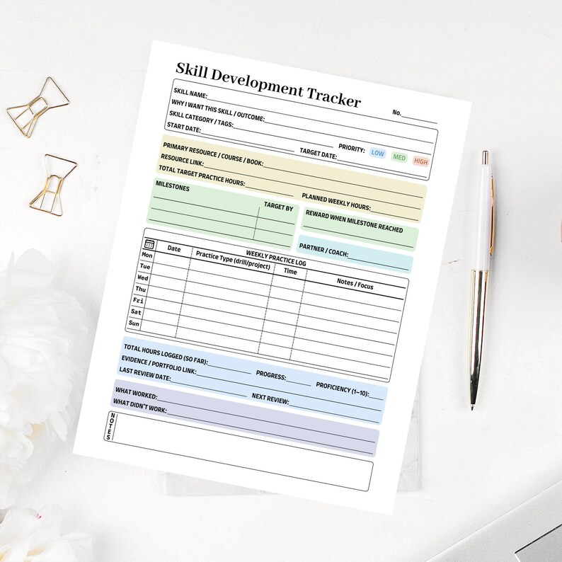 K&ouml;nnte beinhalten: Ein wei&szlig;es Skill Development Tracker-Blatt mit Abschnitten f&uuml;r den Skill-Namen, die Ziele und w&ouml;chentliche &Uuml;bungsprotokolle. Enth&auml;lt Bereiche f&uuml;r Meilensteine, Zieldaten und Fortschrittsverfolgung. Ein goldener Stift liegt auf der rechten Seite des Blattes.