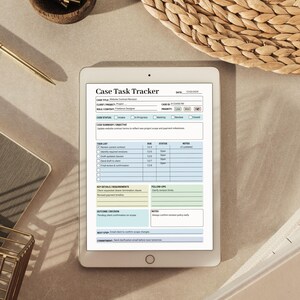 K&ouml;nnte beinhalten: Ein wei&szlig;es Tablet mit einem "Case Task Tracker" Formular. Das Formular enth&auml;lt Felder f&uuml;r Falltitel, F&auml;lligkeitsdaten und Statusaktualisierungen. Das Tablet liegt auf einer hellen Oberfl&auml;che, mit einem geflochtenen Korb und einem goldenen Stift im Hintergrund.