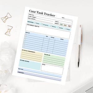 K&ouml;nnte beinhalten: Ein wei&szlig;es Case Task Tracker-Blatt mit detailliertem Layout f&uuml;r das Fallmanagement. Das Dokument enth&auml;lt Abschnitte f&uuml;r Falltitel, Status und Aufgabenlisten. Ein goldener und wei&szlig;er Stift liegt auf der rechten Seite des Blattes.
