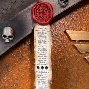 Premium Handgefertigte Grim Dark Purity Siegel im Gothic Sci-Fi Stil mit Magnet, verschiedene variaties - cosplayaccessoire