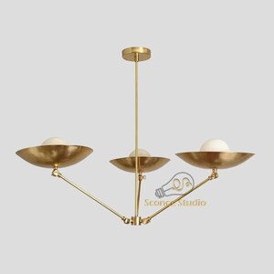 Lámpara de araña de latón de mediados de siglo con tres luces: lámpara de techo colgante ajustable estilo Sputnik