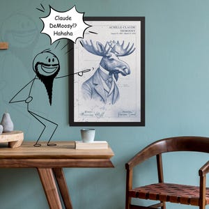 Claude Debussy „DeMoosy“ – Elchs Lounge? Designer Tierkunst | Lustige klassische Musik-Wand-Dekor | Gerahmtes Musik Geschenk für Musiker & Lehrer