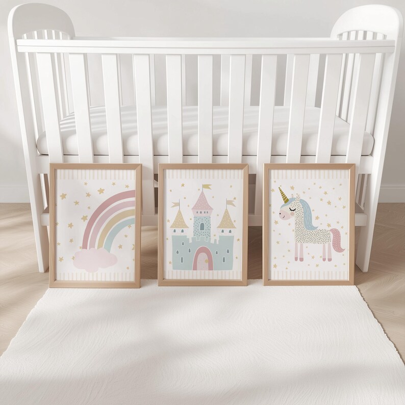 Pu&ograve; includere: Tre stampe artistiche incorniciate a tema cameretta. Una presenta un arcobaleno, un'altra un castello e la terza un unicorno. Le stampe hanno una palette di colori chiari con colori pastello e stelle dorate. Le cornici sono in legno chiaro.