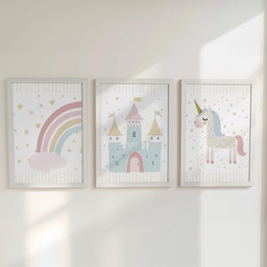 Pu&ograve; includere: Tre stampe artistiche incorniciate con un arcobaleno, un castello e un unicorno. La stampa arcobaleno ha un arcobaleno rosa, giallo e blu con una nuvola rosa. La stampa del castello &egrave; azzurra con un tetto rosa. La stampa dell'unicorno ha una criniera blu e una coda rosa.