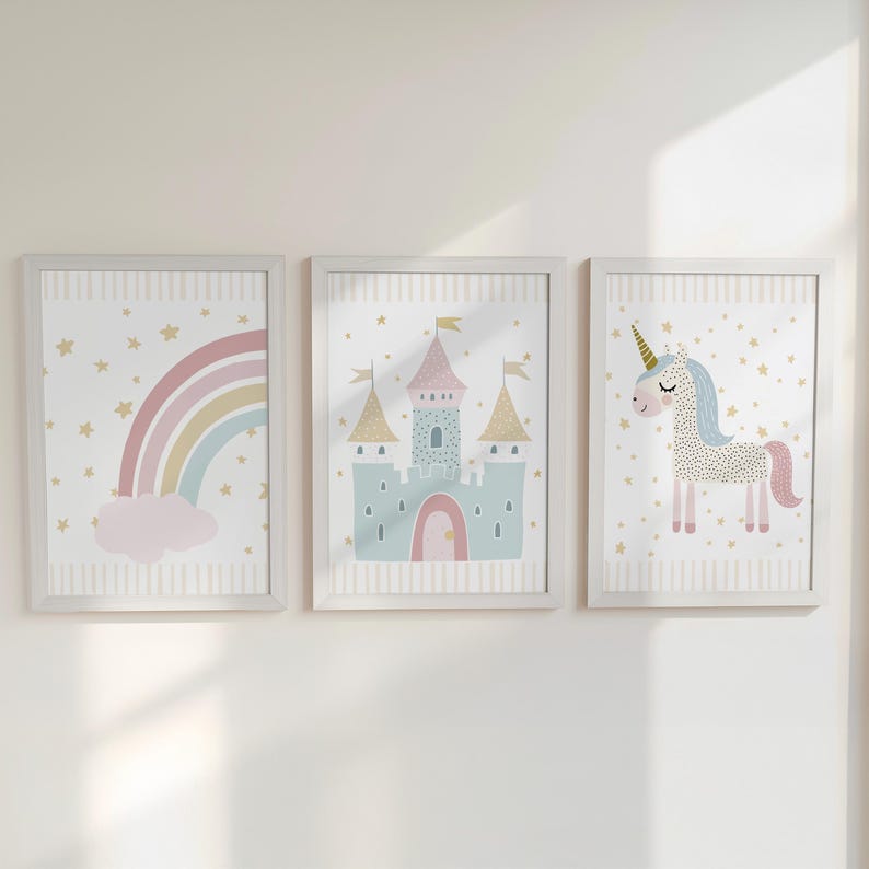 Pu&ograve; includere: Tre stampe artistiche incorniciate con un arcobaleno, un castello e un unicorno. La stampa arcobaleno ha un arcobaleno rosa, giallo e blu con una nuvola rosa. La stampa del castello &egrave; azzurra con un tetto rosa. La stampa dell'unicorno ha una criniera blu e una coda rosa.