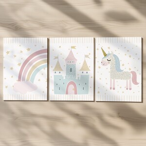 Pu&ograve; includere: Set di tre stampe artistiche incorniciate con un arcobaleno, un castello e un unicorno. L'opera d'arte ha una palette di colori pastello con accenti rosa, blu e gialli. Ogni stampa &egrave; decorata con stelle dorate e ha uno sfondo a righe verticali.