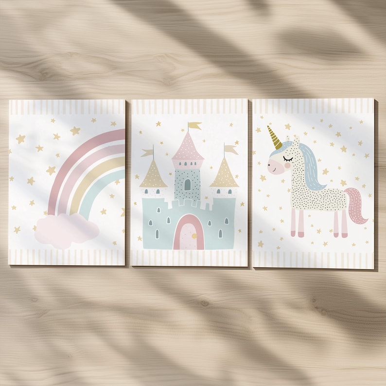 Pu&ograve; includere: Set di tre stampe artistiche incorniciate con un arcobaleno, un castello e un unicorno. L'opera d'arte ha una palette di colori pastello con accenti rosa, blu e gialli. Ogni stampa &egrave; decorata con stelle dorate e ha uno sfondo a righe verticali.