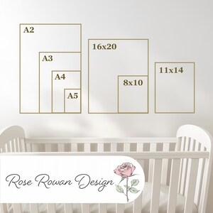 Pu&ograve; includere: Una collezione di stampe artistiche incorniciate in varie dimensioni, tra cui A2, A3, A4, A5, 16x20 pollici (40.6x50.8 cm), 8x10 pollici (20.3x25.4 cm) e 11x14 pollici (27.9x35.6 cm). Le cornici sono bordate in oro. L'immagine presenta anche il testo "Rose Rowan Design".