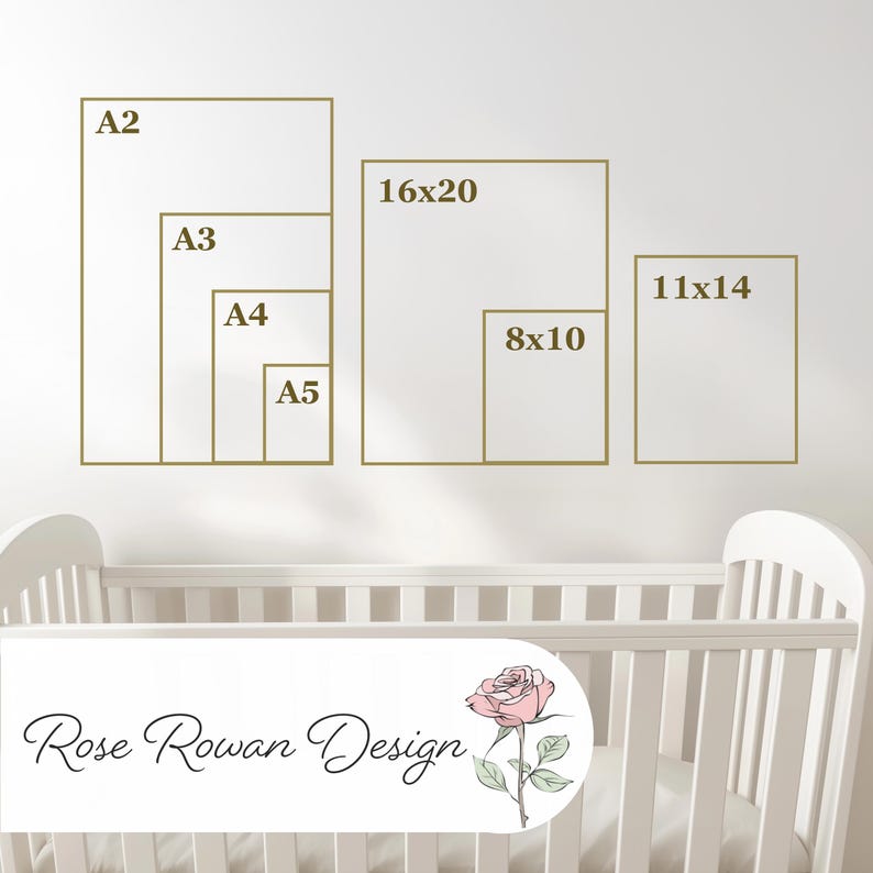 Pu&ograve; includere: Una collezione di stampe artistiche incorniciate in varie dimensioni, tra cui A2, A3, A4, A5, 16x20 pollici (40.6x50.8 cm), 8x10 pollici (20.3x25.4 cm) e 11x14 pollici (27.9x35.6 cm). Le cornici sono bordate in oro. L'immagine presenta anche il testo "Rose Rowan Design".