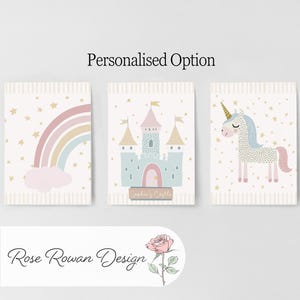 Pu&ograve; includere: Tre stampe artistiche incorniciate con un arcobaleno, un castello e un unicorno. La stampa arcobaleno ha colori pastello. La stampa del castello ha una combinazione di colori rosa e blu. La stampa dell'unicorno ha una criniera blu e una coda rosa. Il testo "Personalised Option" &egrave; in alto.