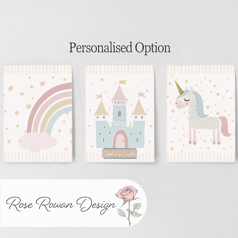 Pu&ograve; includere: Tre stampe artistiche incorniciate con un arcobaleno, un castello e un unicorno. La stampa arcobaleno ha colori pastello. La stampa del castello ha una combinazione di colori rosa e blu. La stampa dell'unicorno ha una criniera blu e una coda rosa. Il testo "Personalised Option" &egrave; in alto.