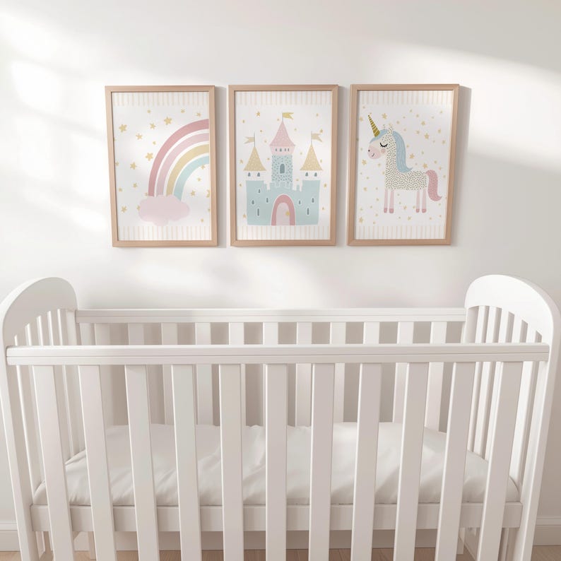Pu&ograve; includere: Tre stampe artistiche incorniciate con un arcobaleno, un castello e un unicorno sono appese sopra una culla bianca. Le stampe hanno una cornice in legno chiaro e presentano colori pastello. La stampa dell'arcobaleno ha una nuvola rosa.